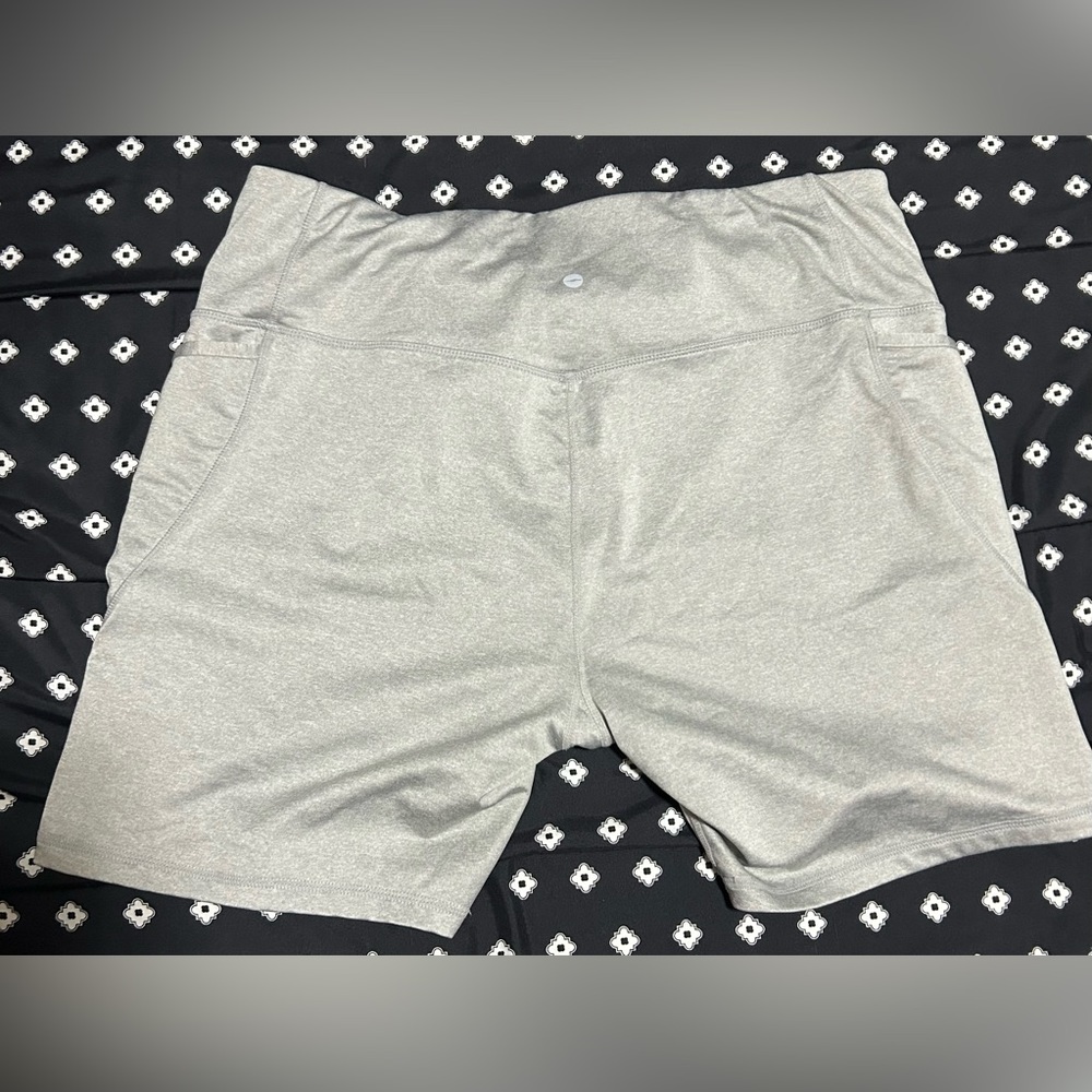 Used Avia biker shorts silver metallic light grey w/ side pockets-size xxl - Picture 2 of 7